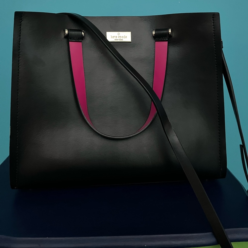 👛 Kate Spade black hot pink purse crossbody. In excellent used condition 👛